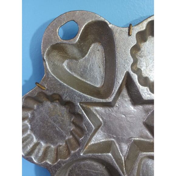 Vintage Cast Aluminum Baking Mold 9” X 8” Hanging Star Hearts Circles - Picture 2 of 15